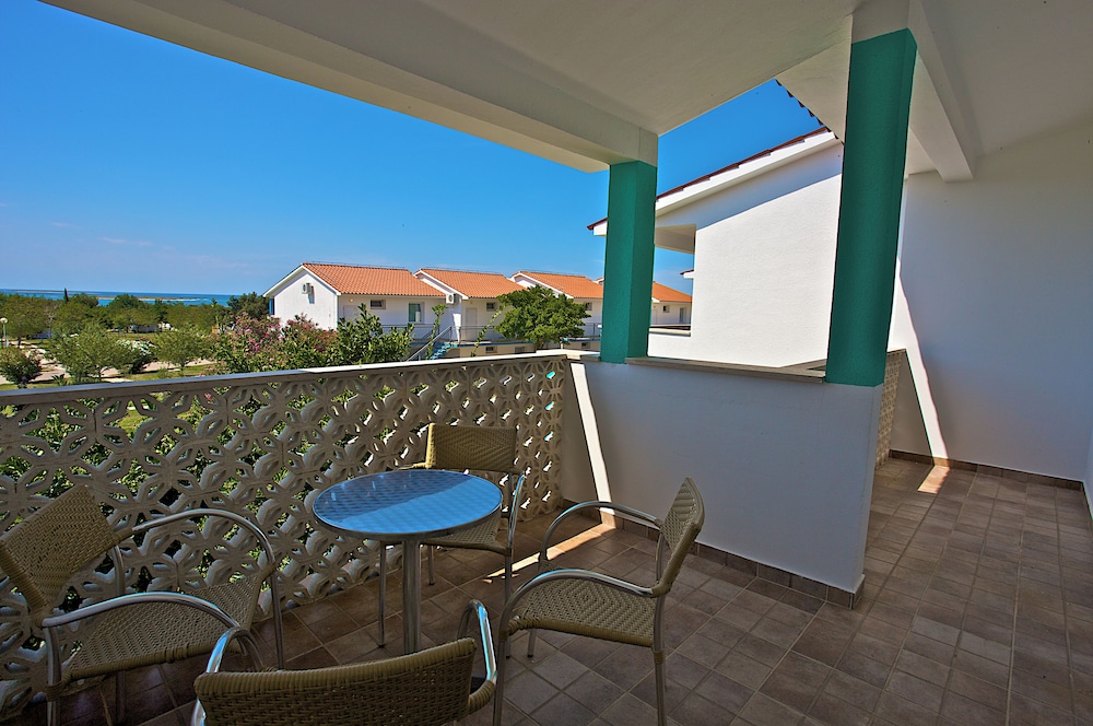Apartments Kazela — Hotel building in Medulin, Istria