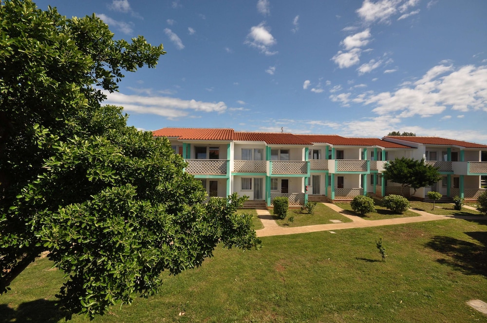 Apartments Kazela — Hotel building in Medulin, Istria
