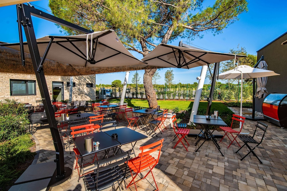 Apartments Kazela — Restaurant & bars in Medulin, Istria