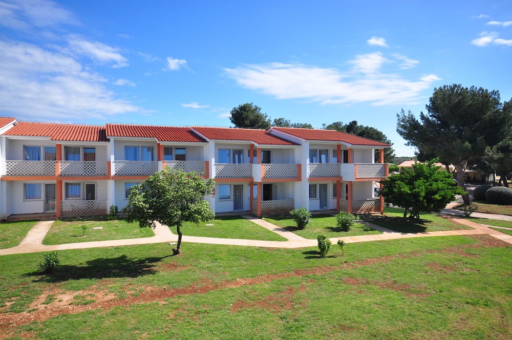 Apartments Kazela — Hotel building in Medulin, Istria