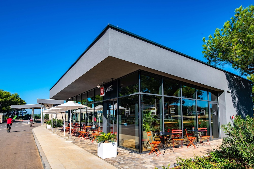 Apartments Kazela — Restaurant & bars in Medulin, Istria
