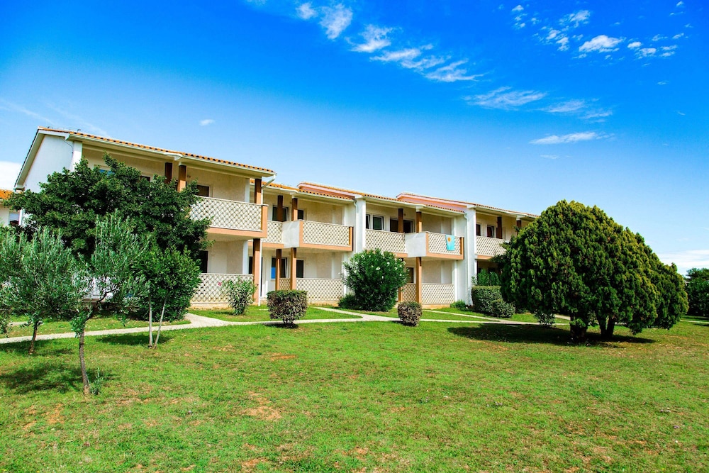 Apartments Kazela — Hotel building in Medulin, Istria