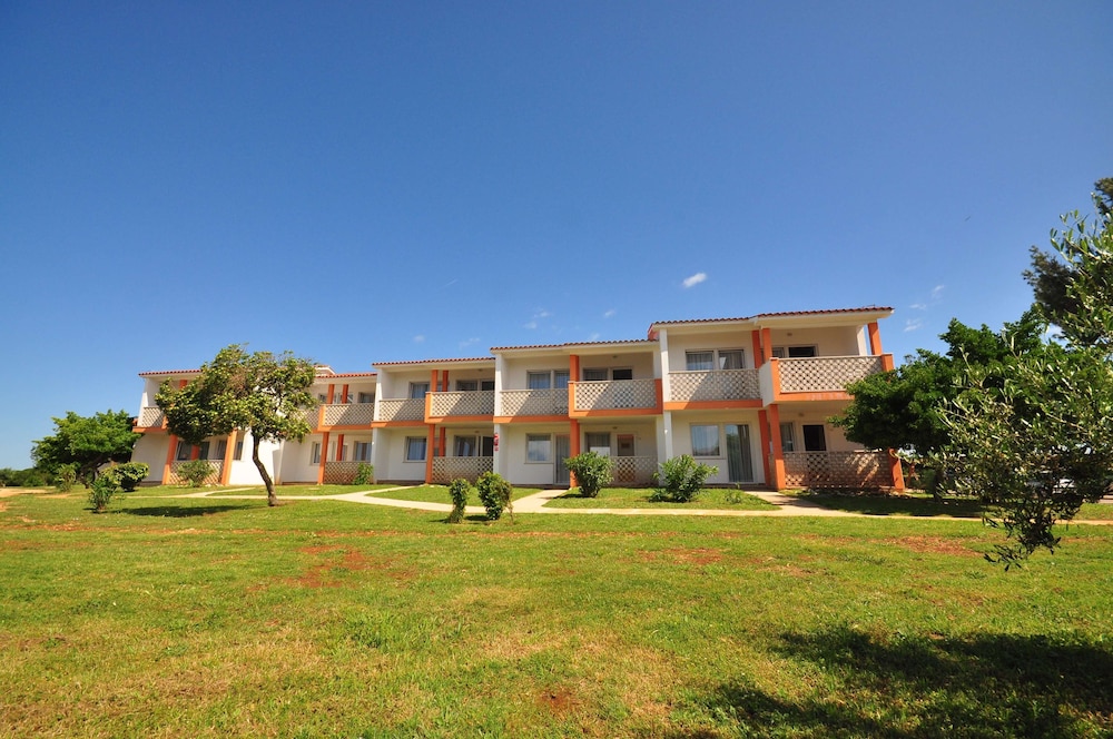 Apartments Kazela — Hotel building in Medulin, Istria