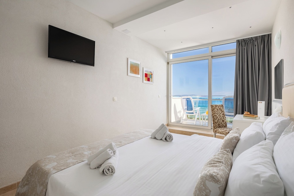 MASLINICA Mimosa Lido Palace Hotel — Hotel rooms in Labin, Istria