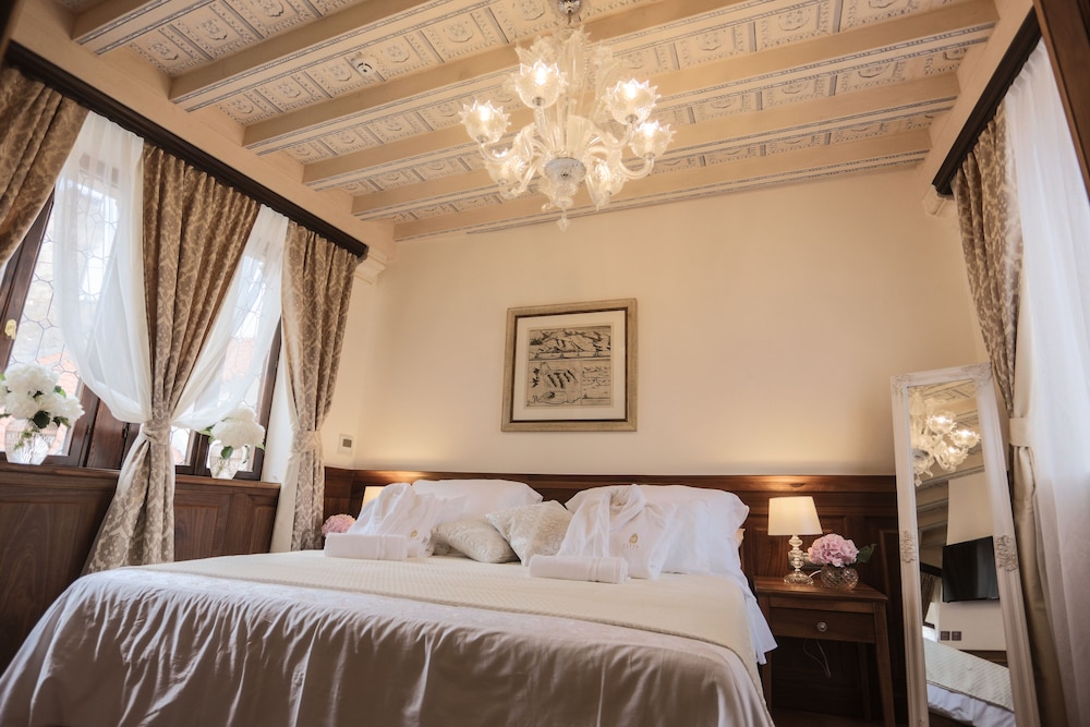 Heritage Hotel Cardo — Hotel rooms in Split, Split-Dalmatia