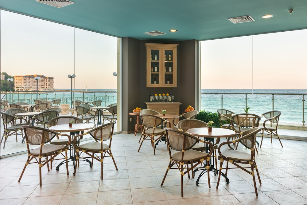 Marina Sunny Day Resort — Restaurant & bars in Varna, Varna Region