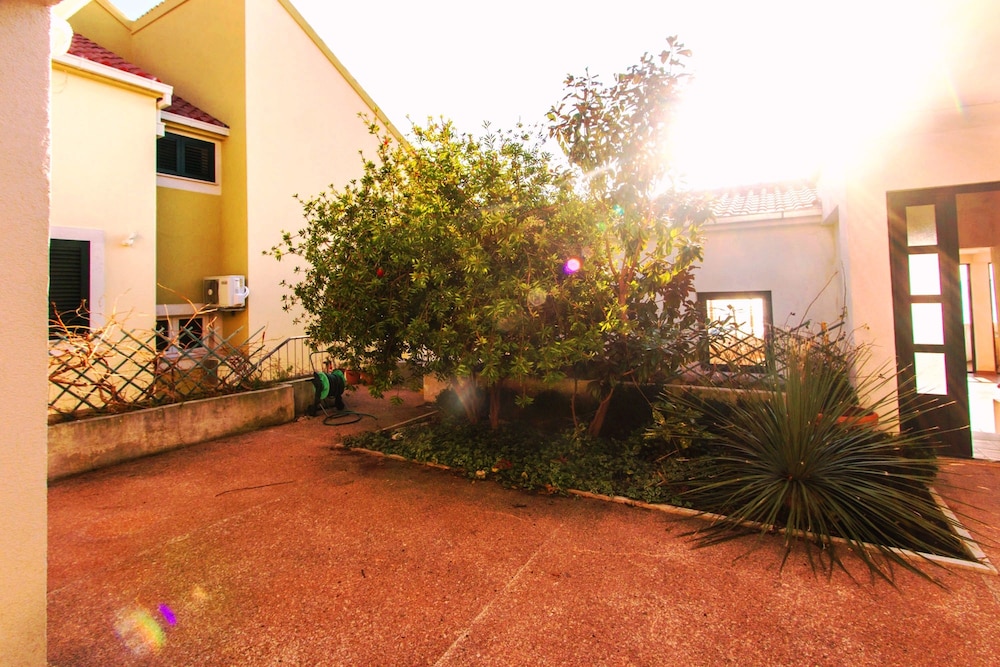 Villa Tamaris — Hotel building in Podstrana, Split-Dalmatia