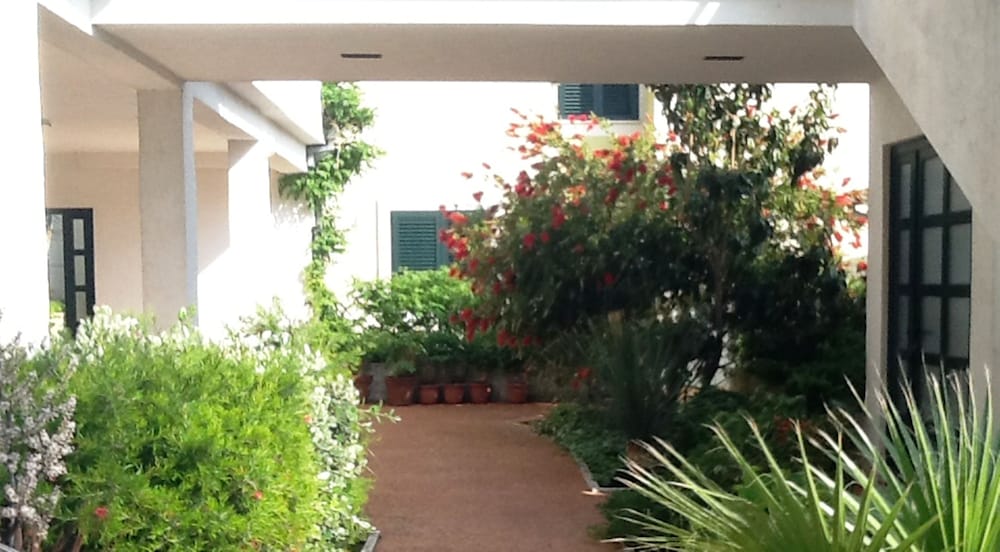 Villa Tamaris — Hotel building in Podstrana, Split-Dalmatia