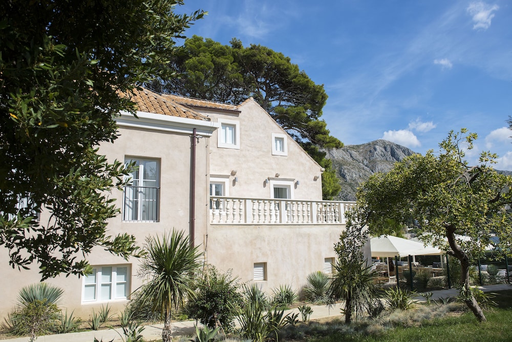Maistra Select Srebreno Villas — Hotel building in Srebreno, Dubrovnik-Neretva