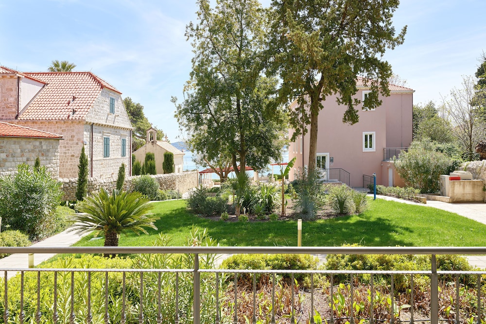 Maistra Select Srebreno Villas — Hotel building in Srebreno, Dubrovnik-Neretva