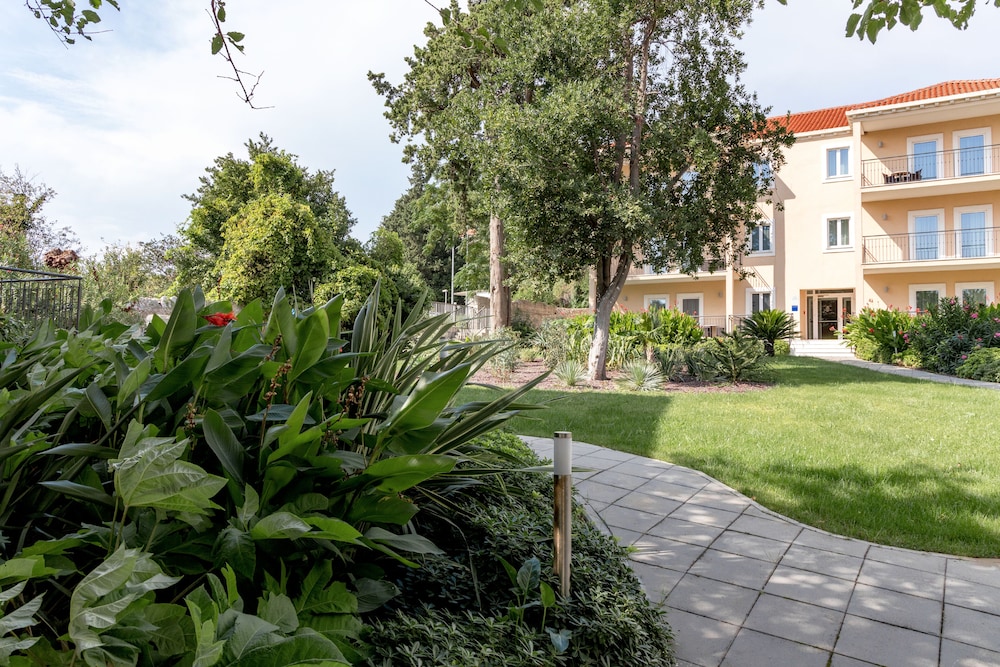 Maistra Select Srebreno Villas — Hotel building in Srebreno, Dubrovnik-Neretva