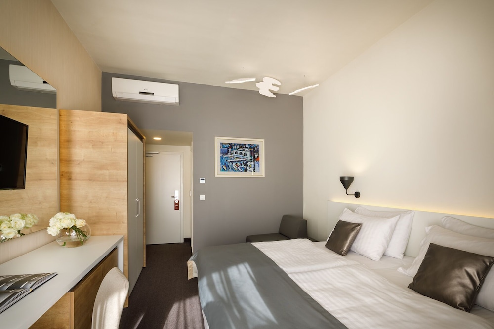 Remisens Hotel Albatros — Hotel rooms in Konavle, Dubrovnik-Neretva