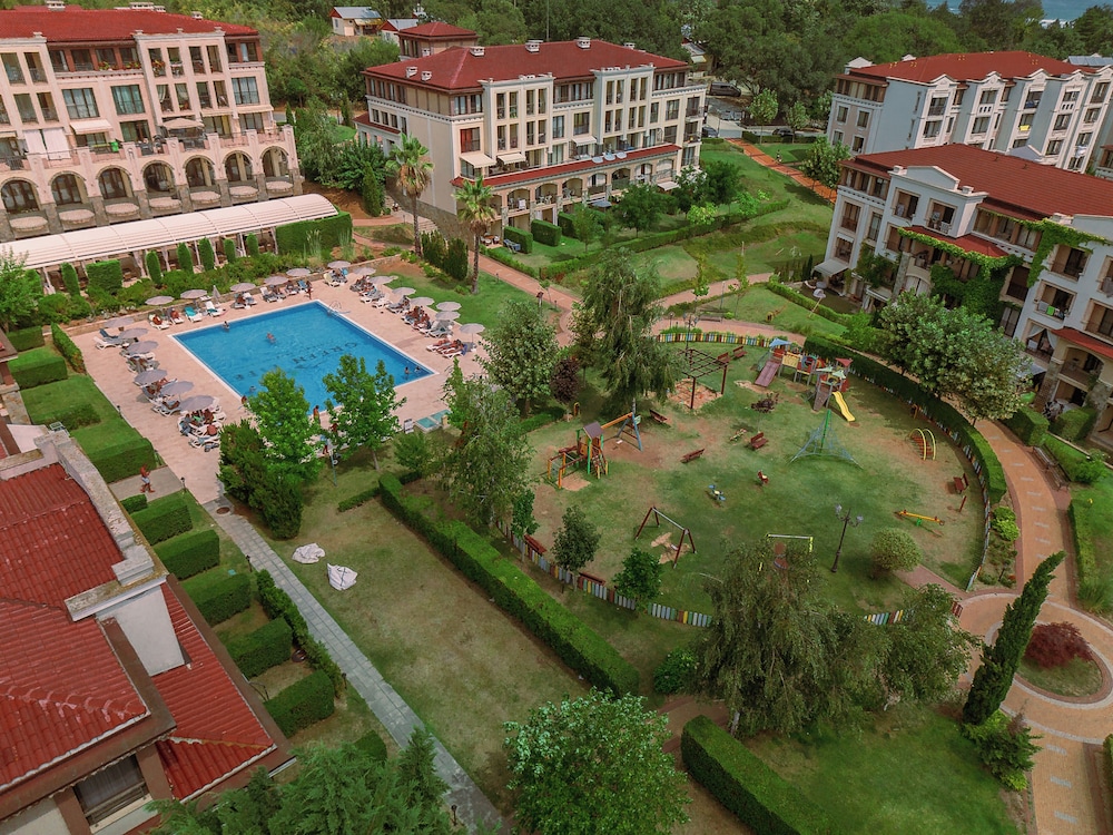 Green Life Beach Resort Sozopol — Hotel building in Sozopol, Burgas Region