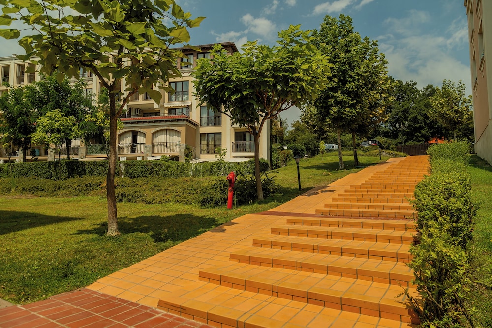 Green Life Beach Resort Sozopol — Hotel building in Sozopol, Burgas Region
