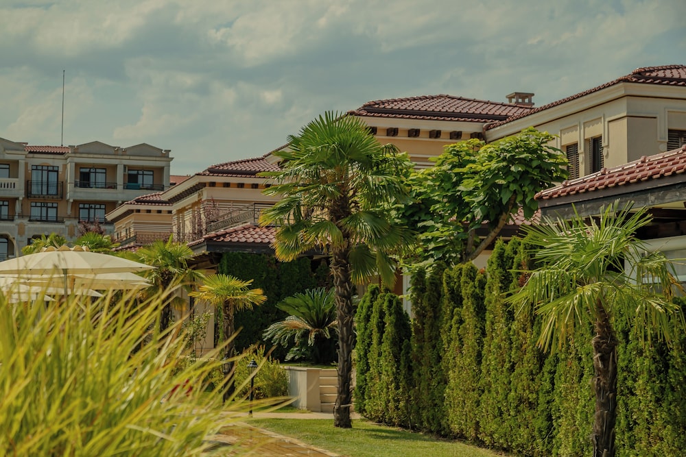Green Life Beach Resort Sozopol — Hotel building in Sozopol, Burgas Region