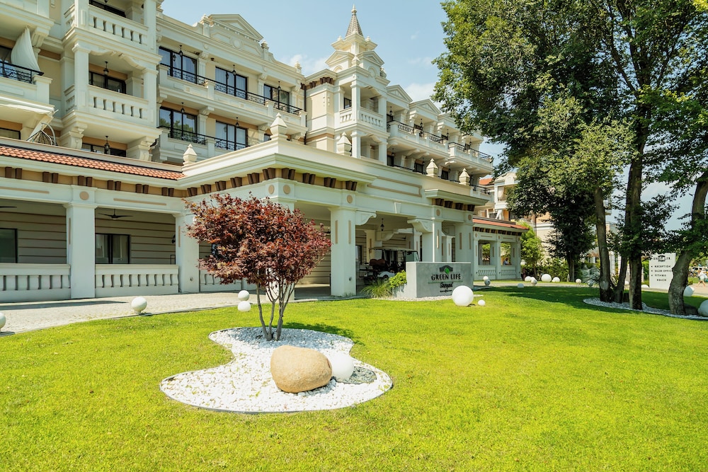 Green Life Beach Resort Sozopol — Hotel building in Sozopol, Burgas Region