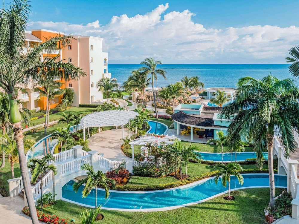 Iberostar Selection Rose Hall Suites - All Inclusive — Swimming pool in Montego Bay