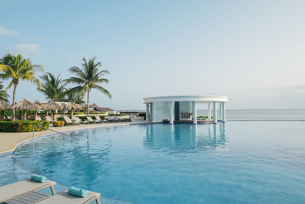 Iberostar Selection Rose Hall Suites - All Inclusive — Swimming pool in Montego Bay