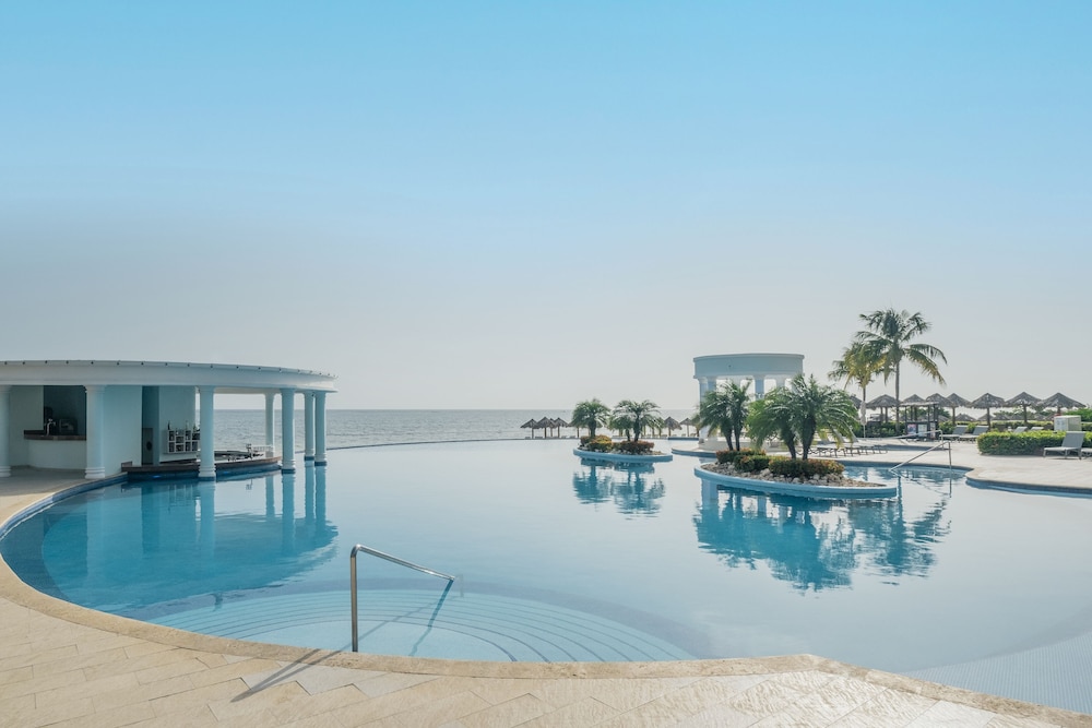 Iberostar Selection Rose Hall Suites - All Inclusive — Swimming pool in Montego Bay
