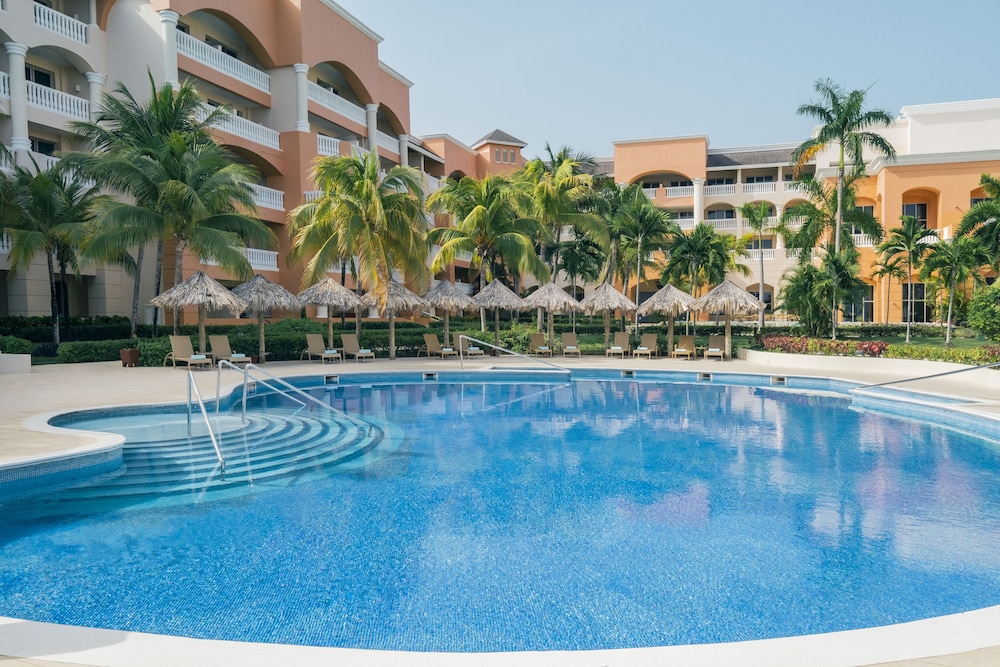 Iberostar Selection Rose Hall Suites - All Inclusive — Swimming pool in Montego Bay