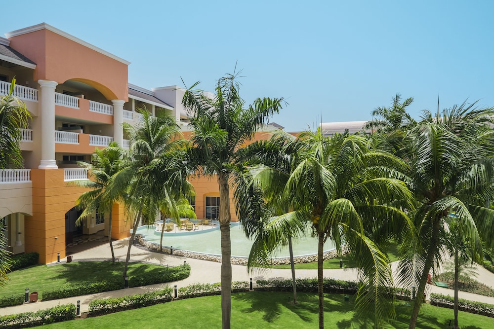 Iberostar Selection Rose Hall Suites - All Inclusive — Hotel building in Montego Bay