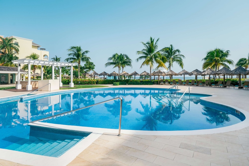 Iberostar Selection Rose Hall Suites - All Inclusive — Swimming pool in Montego Bay