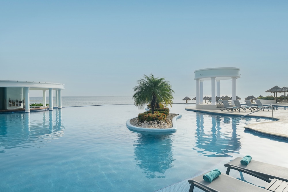 Iberostar Selection Rose Hall Suites - All Inclusive — Swimming pool in Montego Bay