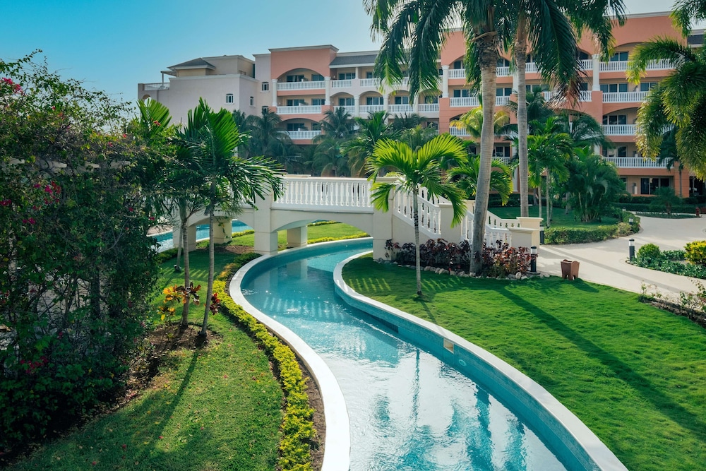 Iberostar Selection Rose Hall Suites - All Inclusive — Swimming pool in Montego Bay