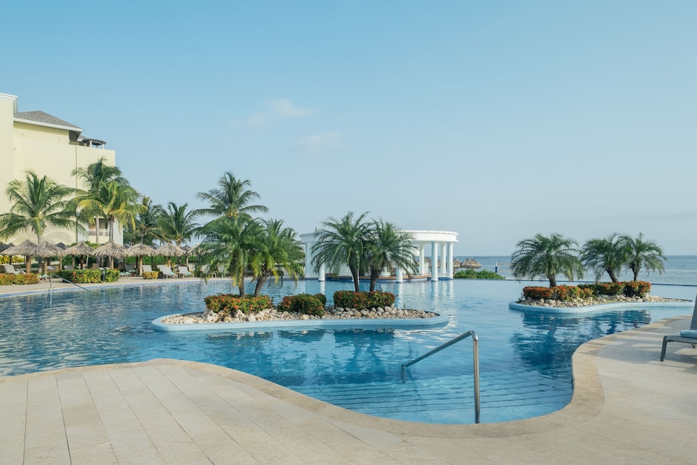 Iberostar Selection Rose Hall Suites - All Inclusive — Swimming pool in Montego Bay