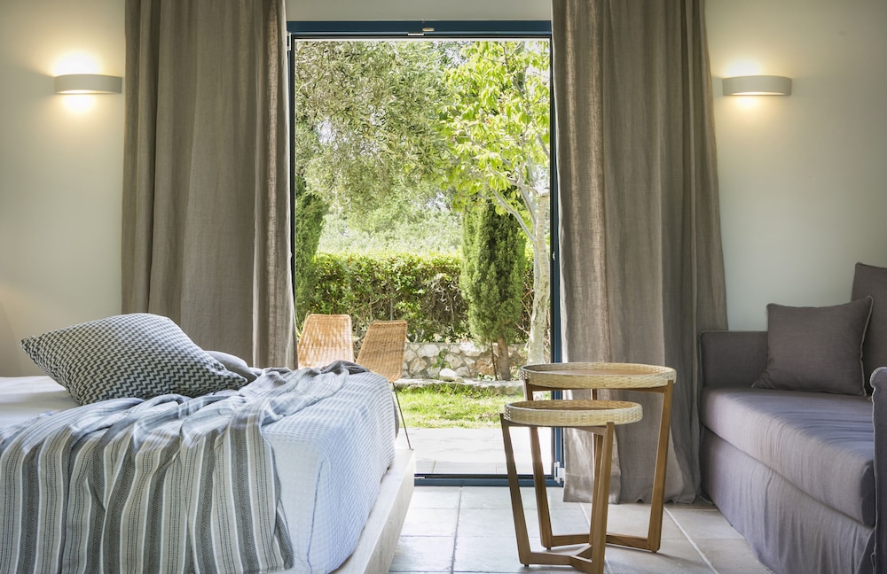 Avithos Resort Apartments Hotel — Hotel rooms in Svoronata, Ionian Islands
