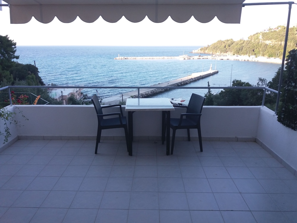 Harbour View - Oceanis Apartments — Hotel rooms in Poros, Ionian Islands