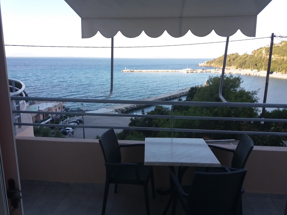 Harbour View - Oceanis Apartments — Restaurant & bars in Poros, Ionian Islands