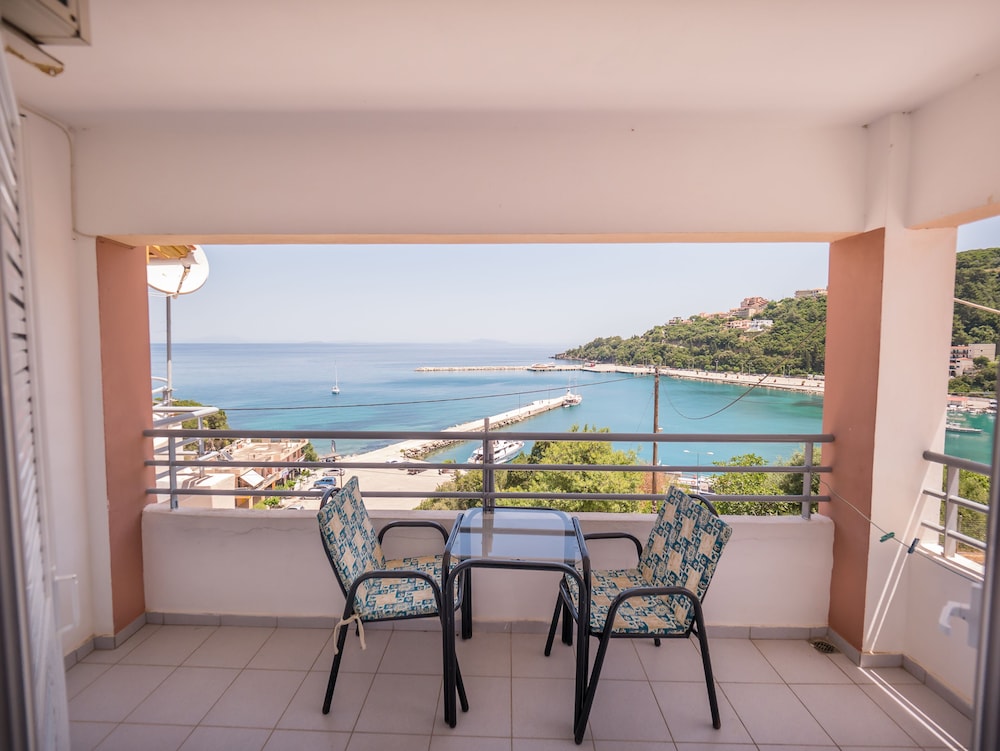 Harbour View - Oceanis Apartments — Hotel rooms in Poros, Ionian Islands