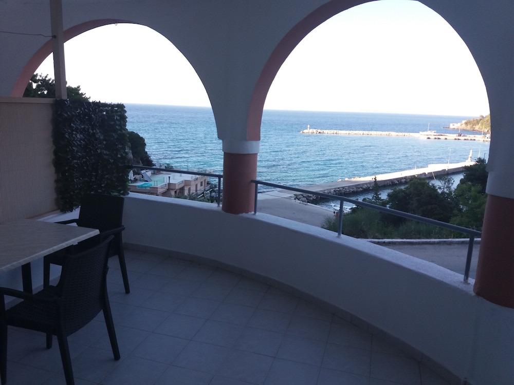 Harbour View - Oceanis Apartments — Hotel rooms in Poros, Ionian Islands