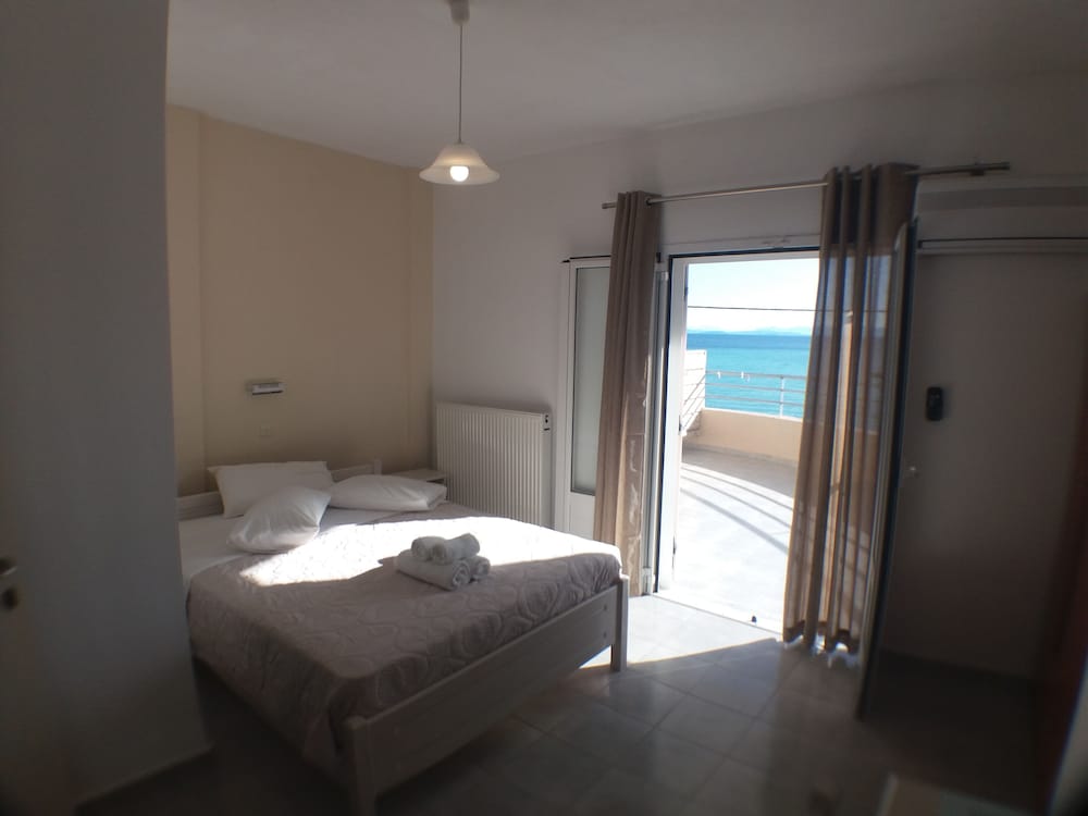 Harbour View - Oceanis Apartments — Hotel rooms in Poros, Ionian Islands