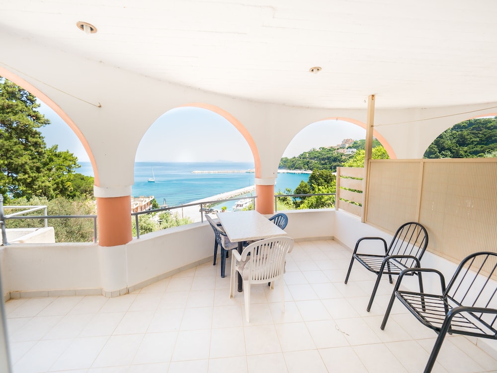 Harbour View - Oceanis Apartments — Hotel building in Poros, Ionian Islands