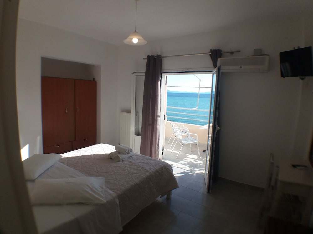 Harbour View - Oceanis Apartments — Hotel rooms in Poros, Ionian Islands