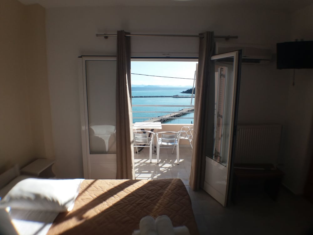 Harbour View - Oceanis Apartments — Hotel rooms in Poros, Ionian Islands