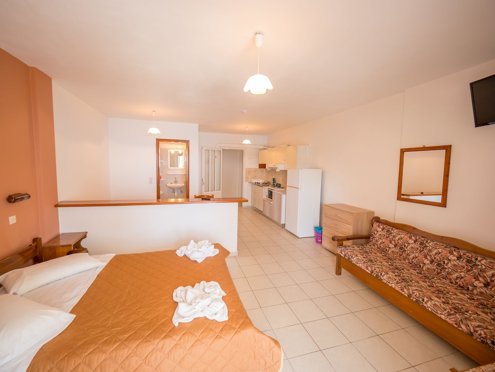 Harbour View - Oceanis Apartments — Hotel rooms in Poros, Ionian Islands