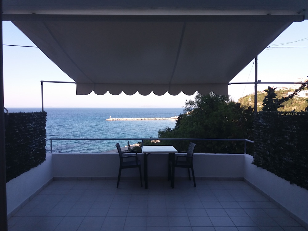 Harbour View - Oceanis Apartments — Hotel rooms in Poros, Ionian Islands