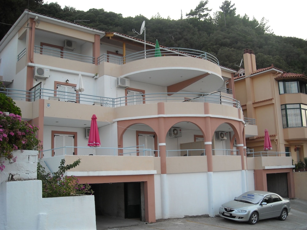 Harbour View - Oceanis Apartments — Hotel building in Poros, Ionian Islands
