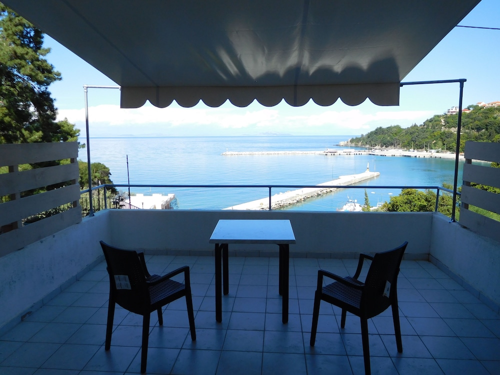 Harbour View - Oceanis Apartments — Hotel rooms in Poros, Ionian Islands