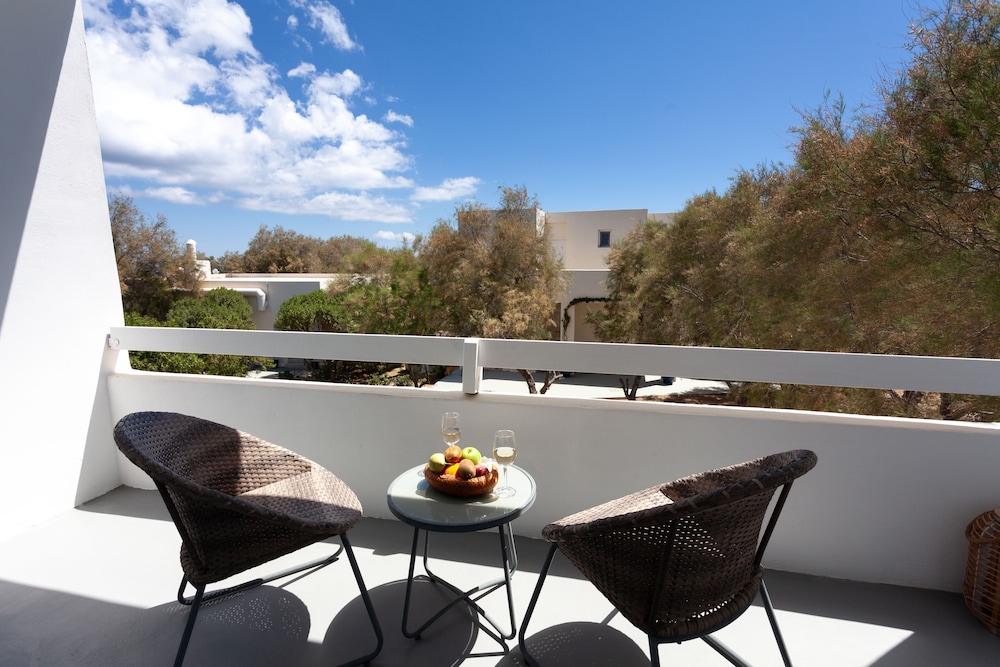 Sea Sound - White Katikies — Hotel building in Aghios Georgios (Santorini), South Aegean