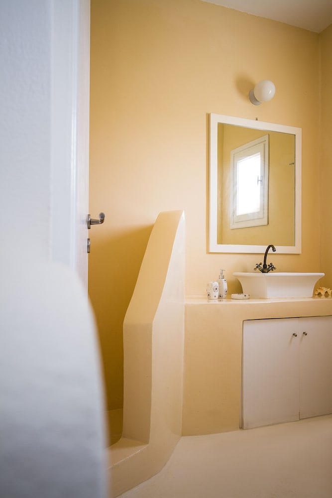 Sea Sound - White Katikies — Hotel rooms in Aghios Georgios (Santorini), South Aegean