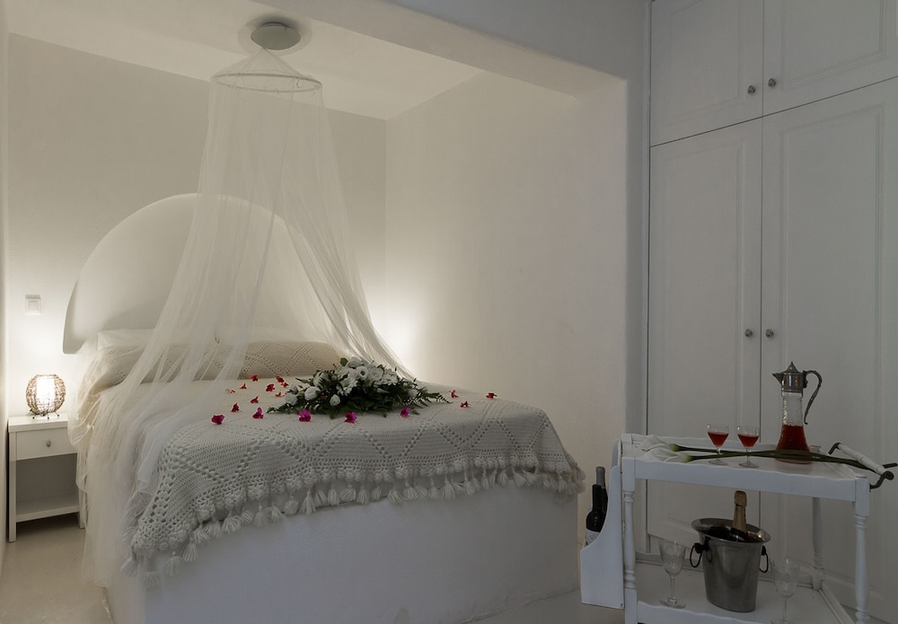 Sea Sound - White Katikies — Hotel rooms in Aghios Georgios (Santorini), South Aegean