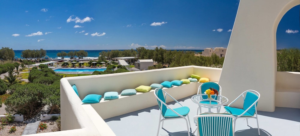 Sea Sound - White Katikies — Swimming pool in Aghios Georgios (Santorini), South Aegean