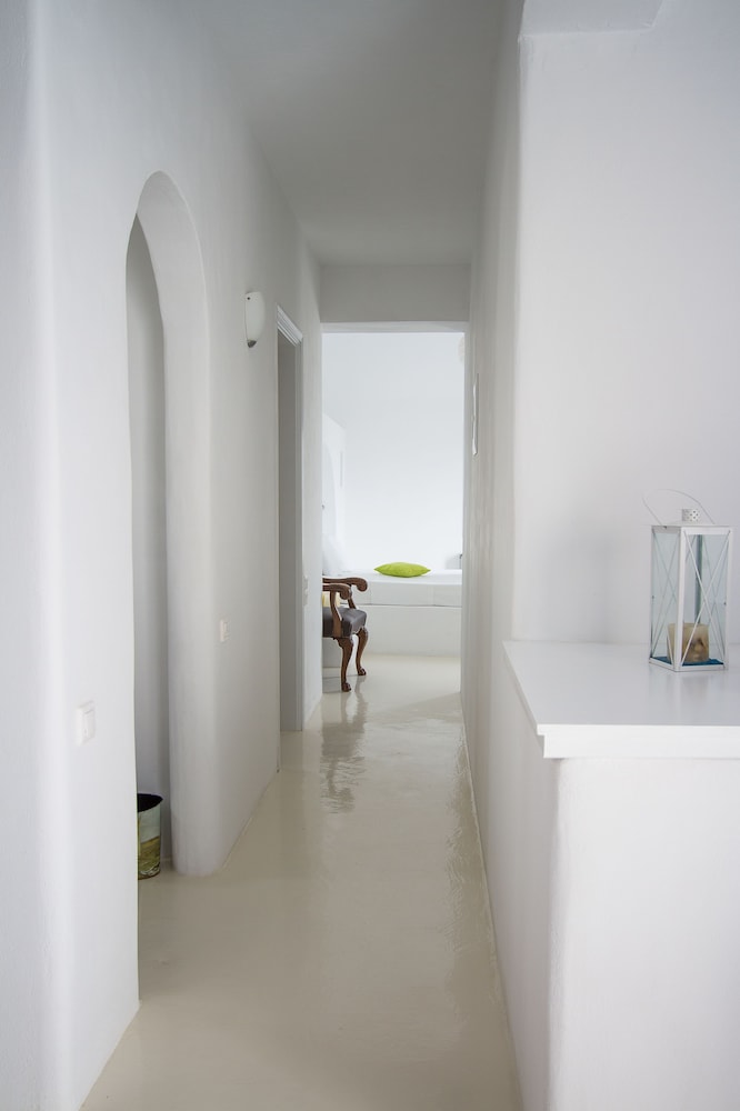 Sea Sound - White Katikies — Hotel rooms in Aghios Georgios (Santorini), South Aegean