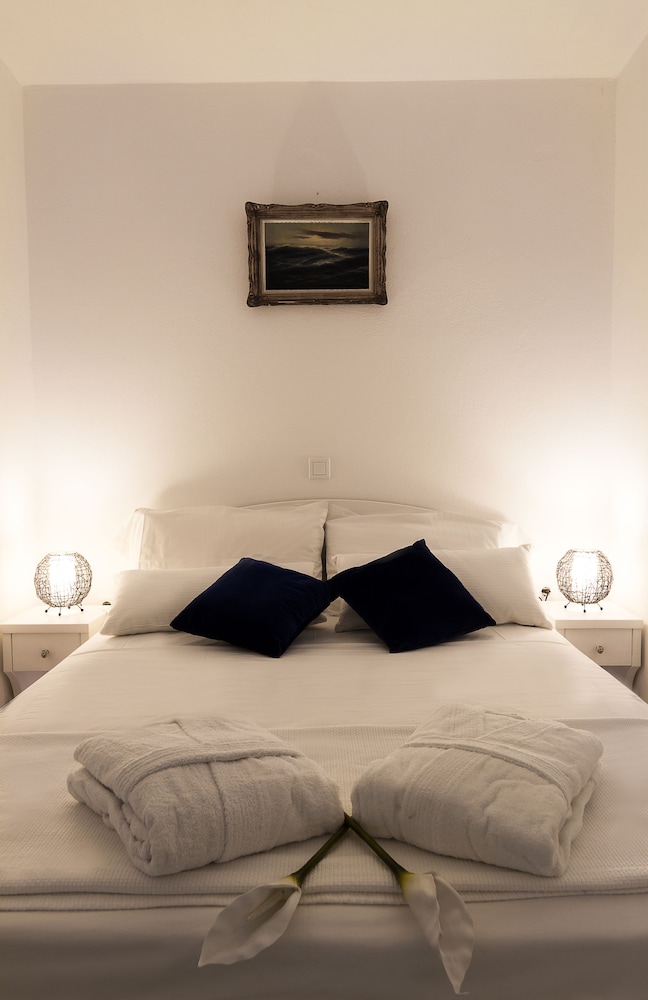 Sea Sound - White Katikies — Hotel rooms in Aghios Georgios (Santorini), South Aegean