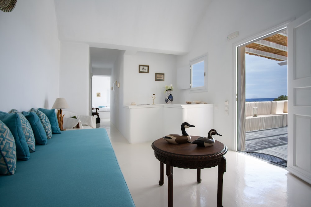 Sea Sound - White Katikies — Hotel rooms in Aghios Georgios (Santorini), South Aegean