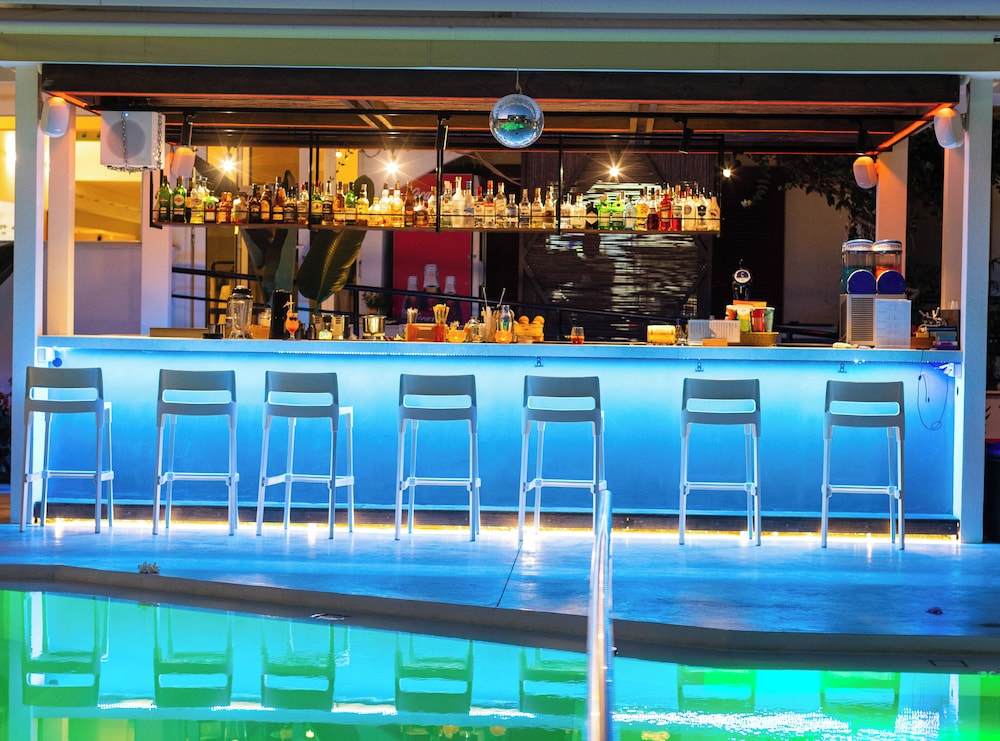 Trefon Hotel Apartments and Suites — Restaurant in Rethymnon